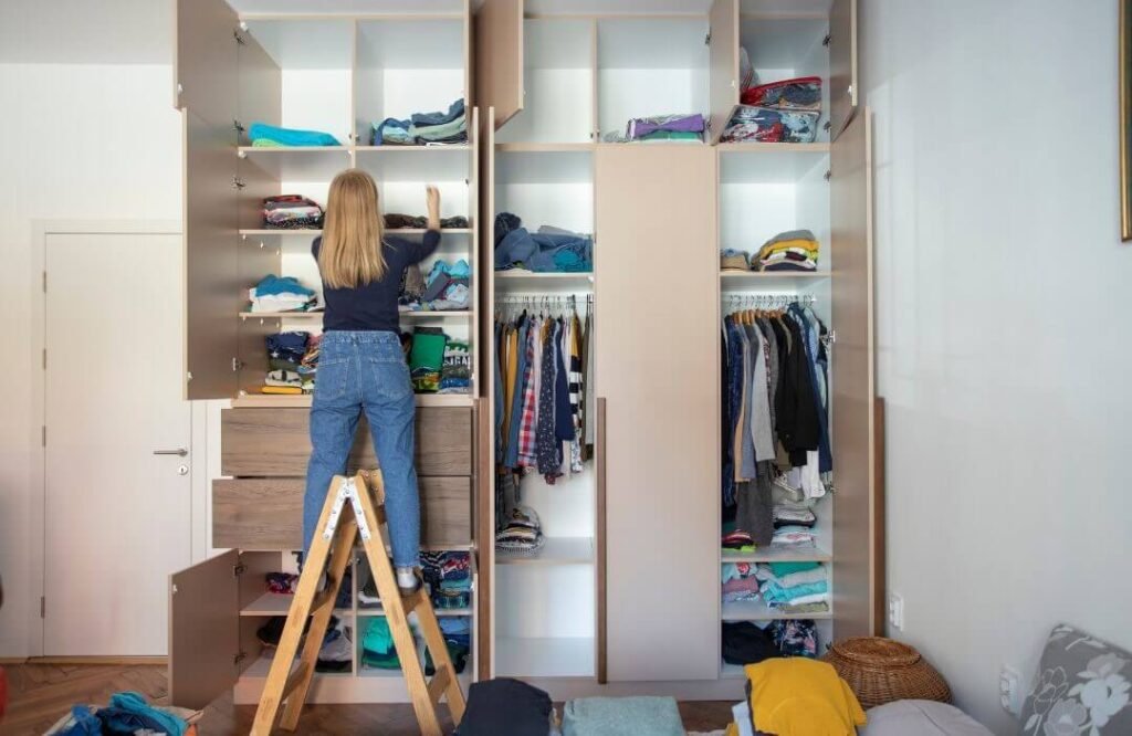 Declutter
https://outfitonpoint.com/how-to-make-a-capsule-wardrobe-from-the-clothes-you-already-have/