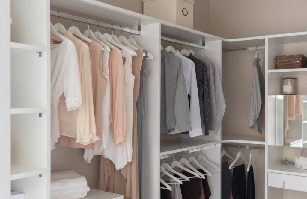 Versatile Color Palette
https://outfitonpoint.com/how-to-make-a-capsule-wardrobe-from-the-clothes-you-already-have/
