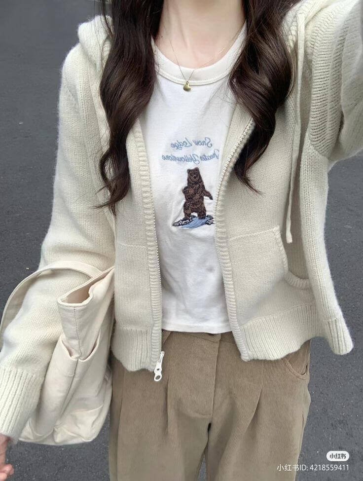 Minimalist Soft girl
https://outfitonpoint.com/cute-outfits-for-school-inspired-by-soft-girl-aesthetic/