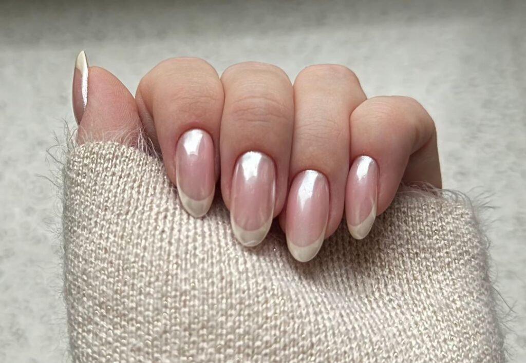 Winter Almond Nails 
https://outfitonpoint.com/the-prettiest-winter-almond-nails-for-a-chic-seasonal-look/