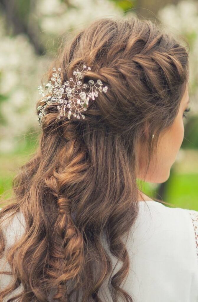 Half Up Half Down Prom Hairstyles 
https://outfitonpoint.com/cute-and-easy-half-up-half-down-prom-hairstyles/