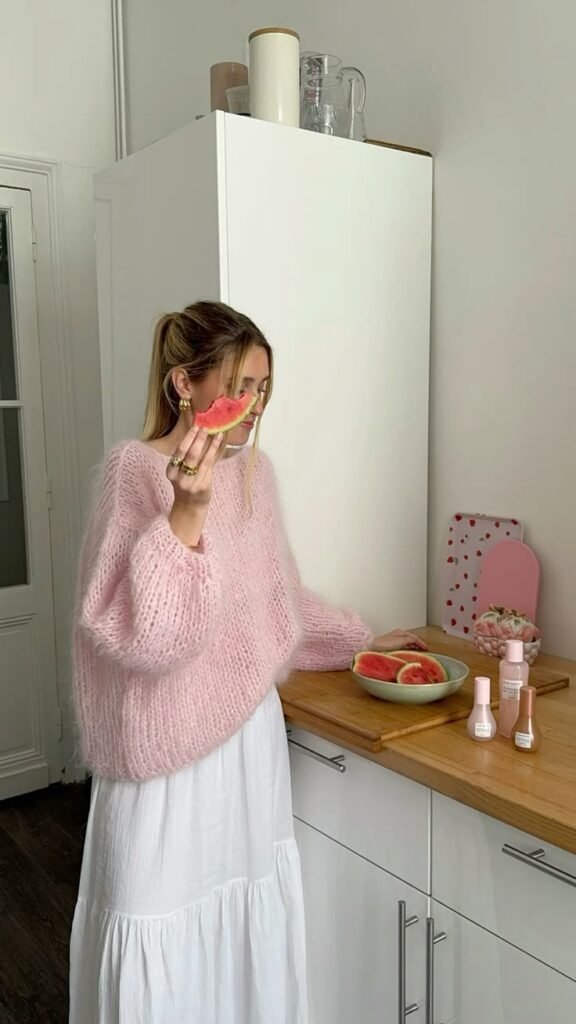 white skirt outfit ideas 
https://outfitonpoint.com/chic-white-skirt-outfit-ideas-thatll-turn-heads-this-winter/