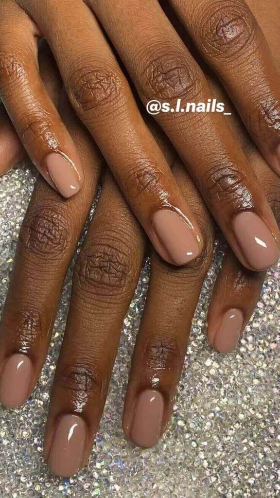 Nail design for dark skin women 
https://outfitonpoint.com/17-nail-design-ideas-that-look-amazing-on-dark-skin/