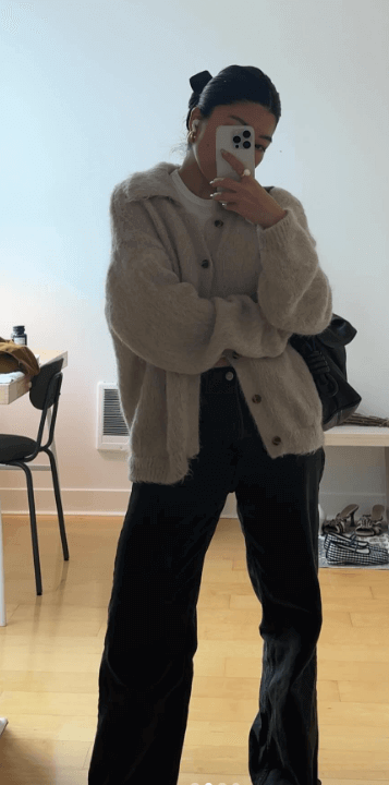 How to Style Chunky Cardigans 
https://outfitonpoint.com/how-to-style-chunky-cardigans-for-a-cozy-chic-fall-look/