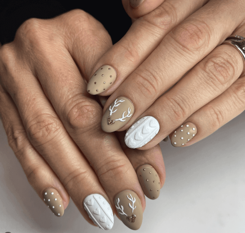 Reindeer Nail Designs 
https://outfitonpoint.com/easy-reindeer-nail-designs-that-look-professional-but-take-minutes/