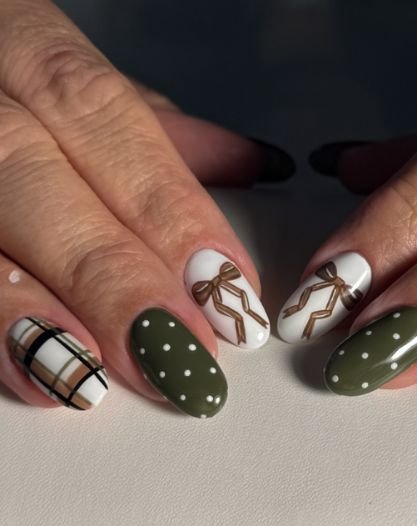 fall nails 
https://outfitonpoint.com/super-cute-fall-polka-dot-nail-designs-to-try-this-fall/ 