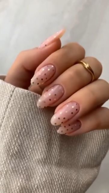 polka dot nails 
https://outfitonpoint.com/super-cute-fall-polka-dot-nail-designs-to-try-this-fall/