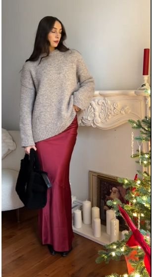 Casual Christmas Party Outfit 
https://outfitonpoint.com/stunning-red-skirt-christmas-outfits-thatll-get-you-all-the-compliments/