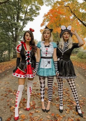 Alice in Wonderland Costume
https://outfitonpoint.com/25-best-group-halloween-costume-ideas-for-college-friends/