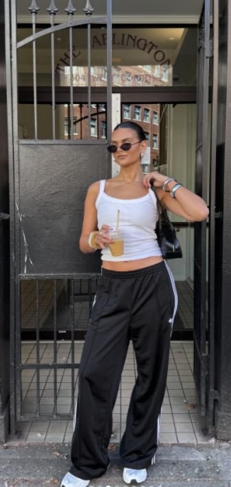 90s Fashion Outfit 
https://outfitonpoint.com/casual-streetwear-aesthetic-90s-fashion-outfit-inspiration/