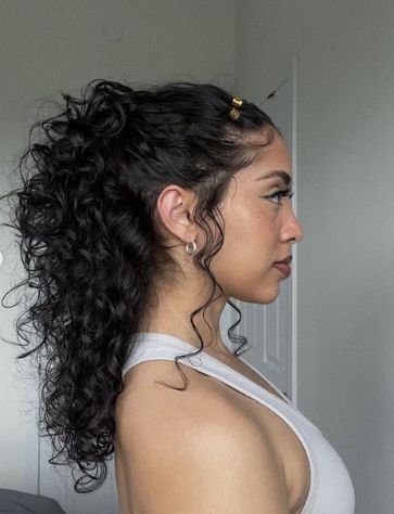 Curly Hairstyles 
https://outfitonpoint.com/fresh-short-curly-hairstyles-perfect-for-your-2025-hair-makeover/