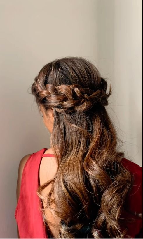Holiday Party Hairstyles 
https://outfitonpoint.com/effortlessly-elegant-christmas-hairstyles-for-your-holiday-soirees/