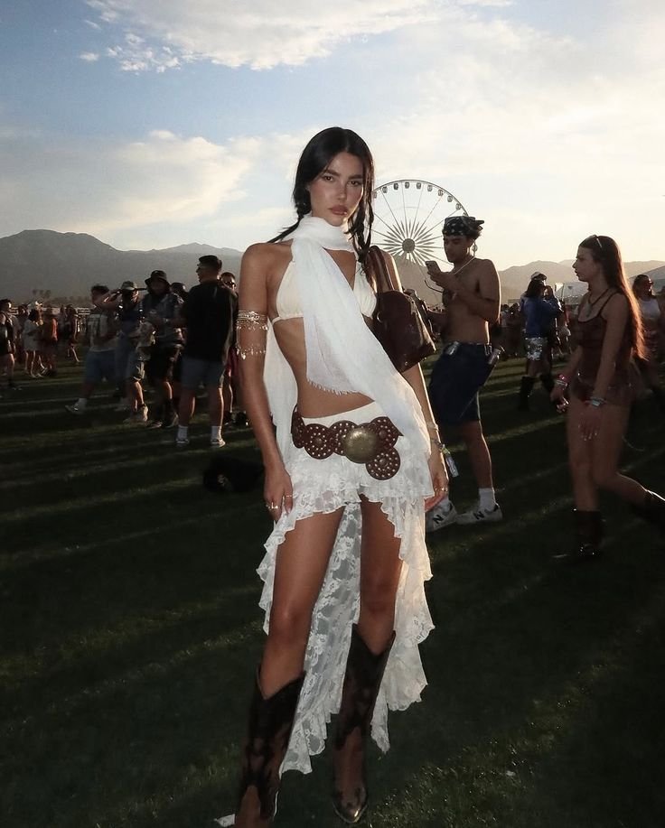 White Coachella Outfit Ideas 
https://outfitonpoint.com/white-coachella-outfits-thatll-make-everyone-ask-where-you-got-them/