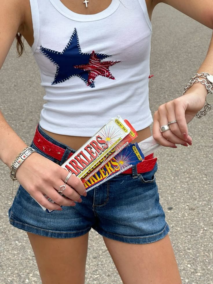 Simple 4Th Of July Outfits 
https://outfitonpoint.com/cute-4th-of-july-outfits-that-go-way-beyond-the-basic-flag-tee/