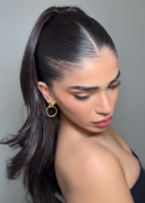 Low Back Dress Hairstyles 
https://outfitonpoint.com/how-to-style-your-hair-for-an-open-back-dress/