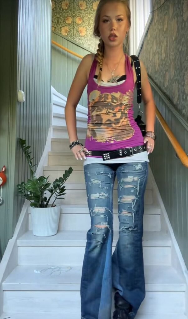 Tank Top Styling Ideas 
https://outfitonpoint.com/layered-tank-top-outfits-inspired-by-the-early-2000s/
